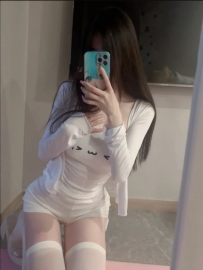 清純在校學生妹，甜美笑容給你初戀感