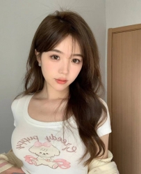 看她穿性感睡衣撒嬌嗎？22 歲熱情萱萱：158cm 嬌小身材隱藏的驚人爆發力