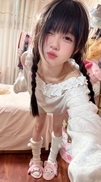 【剛滿18歲】甜美長捲髮學生妹！外表高青純、床上主動騎乘