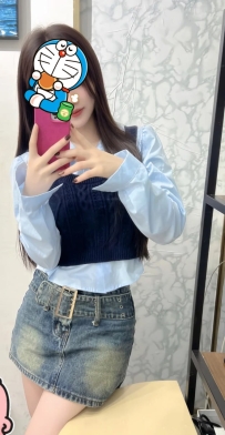 鄰家女孩的極致溫柔：完美身材與純真笑容，打造你的專屬甜蜜時刻