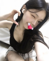 小只馬反差極高可愛清純 床上叫聲簡直酥麻了 下面水很多